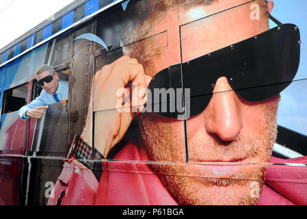 Lapo Elkann presenta la nuova linea di occhiali su un tram in Piazza Fontana (Maurizio Maule, Milano - 2018-06-28) ps la foto può essere utilizzato rispettando il contesto in cui è stato preso e senza intenti diffamatori della decorazione del popolo rappresentato Foto Stock