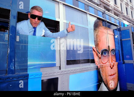 Lapo Elkann presenta la nuova linea di occhiali su un tram in Piazza Fontana (Maurizio Maule, Milano - 2018-06-28) ps la foto può essere utilizzato rispettando il contesto in cui è stato preso e senza intenti diffamatori della decorazione del popolo rappresentato Foto Stock