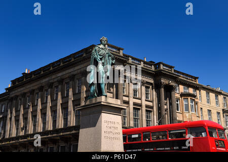 Statua e Monumento alla visita di Re Giorgio IV in Scozia nel 1822 con bus rosso in George Street Edinburgh Scotland Regno Unito Foto Stock