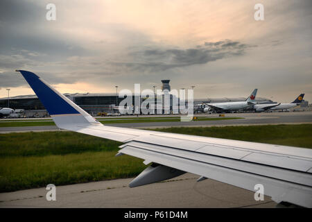 Jet aereo in fase di decollo sulla pista di aeroporto internazionale Pearson al tramonto a Toronto in Canada Foto Stock