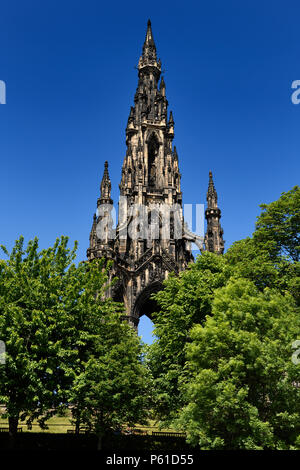 Vittoriano architettura gotica del monumento di Scott nei giardini di Princes Street Edinburgh Scotland Regno Unito con il blu del cielo Foto Stock