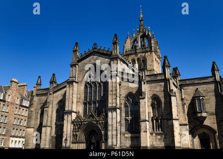 La facciata ovest della cattedrale di St Giles con corona steeple in piazza del Parlamento sul Royal Mile di Edimburgo Regno Unito Scozia sotto il cielo blu Foto Stock