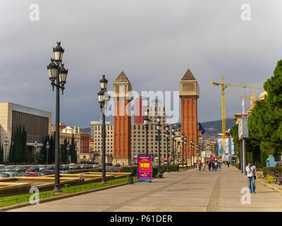 Barcellona, Spagna - passaggio pedonale del veneziano torri in Piazza di Spagna Foto Stock