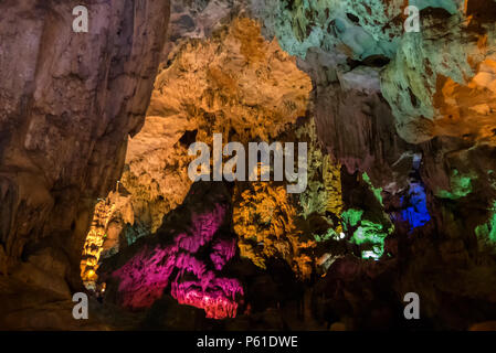 All'interno di Dao andare alle grotte, la baia di Ha Long, Quảng Ninh Provincia, Viet Nam Foto Stock