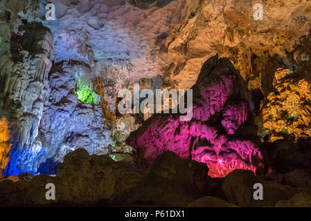 All'interno di Dao andare alle grotte, la baia di Ha Long, Quảng Ninh Provincia, Viet Nam Foto Stock