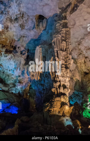 All'interno di Dao andare alle grotte, la baia di Ha Long, Quảng Ninh Provincia, Viet Nam Foto Stock
