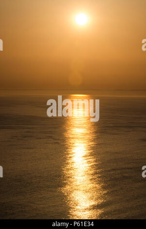 Tramonto guardando verso il canale inglese. Preso da Portland Bill, Dorset nel luglio 2013 Foto Stock