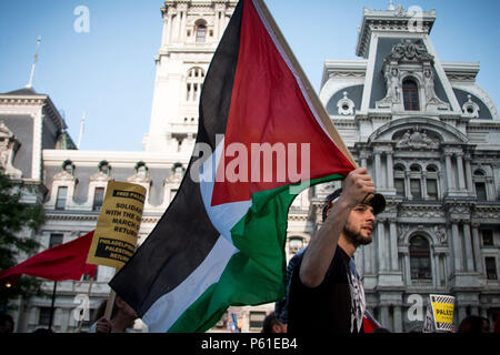 Philadelphia, Stati Uniti d'America, 14 maggio, 2018. Gruppi Pro-Palestinan protestare contro la decisione del governo statunitense di spostare la sede della sua ambasciata di Israele per la città di Gerusalemme. La mossa arriva dopo settimane di Palestinan proteste al confine israeliano con la striscia di Gaza nel corso del quale le forze israeliane hanno sparato e ucciso decine di Palestinans. Foto Stock