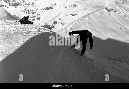 Gli appassionati di snowboard prepararsi a una decente da lo Schilthorn picco di montagna, In Lauterbrunnen, Oberland Bernese, in Svizzera, nel gennaio 2008. Foto Stock