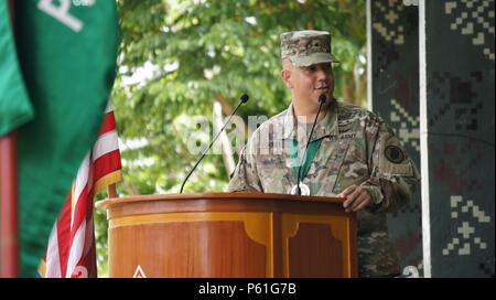 Brig. Gen. Kenneth Hara, Vice aiutante generale dell'esercito delle Hawaii National Guard, parla di Hawaii esercito nazionale della guardia ruolo nella ricerca e salvataggio in aree urbane oggetto di scambio di esperti per Balikatan 2016, Aprile 08, 2016 Camp Capinpin, Filippine. L'Esercito Hawaii National Guard è il supporto di Balikatan 2016 attraverso la guardia nazionale dello Stato del programma di partenariato con lo scopo di costruzione di capacità attraverso la risposta di emergenza forze di entrambi i paesi. Balikatan, un filippino termine che significa "houlder a spalla,' è un bilaterale annuale di esercizio di formazione focalizzata sul miglioramento dell'abilit Foto Stock