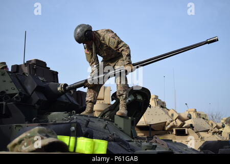 Soldati del primo battaglione, 64th Armor reggimento eseguire la manutenzione preventiva controlli e servizi su un M2A3 Bradley di combattimento della fanteria veicolo come essi disegnare attrezzature dall'attività europea insieme a Mihail Kogălniceanu Air Base, Romania il 7 aprile. Le PMC è un precursore della firma per le apparecchiature che il battaglione utilizzerà per sparare gunnery in Romania per preparare il battaglione di unirsi a oltre 25.000 partecipanti da 24 paesi per esercitare ‎Anakonda 16‬ in Polonia. Anakonda 16 è un cittadino polacco di esercizio che cerca di treno, esercizio e integrare nazionale polacca di strutture di comando e delle forze Foto Stock