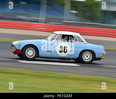 Edward Pietra, Nigel Greensall, MG B, GT e Sports Car Cup, HSCC, Silverstone Trofeo Internazionale di gara storica riunione, giugno 2018, automobili, Classic Rac Foto Stock