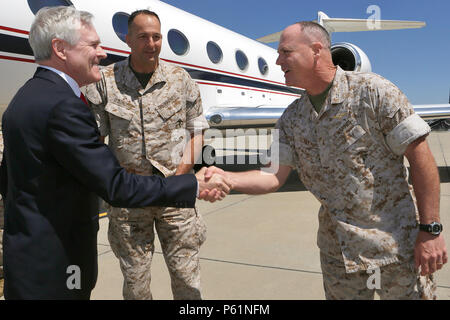 CAMP PENDLETON, California - La onorevole segretario della Marina Ray Mabus scuote le mani con Col. Ian R. Clark, Comandante, Marine Corps Air Station Camp Pendleton, dopo arriva al Marine Corps Air Station Camp Pendleton, 12 aprile 2016. Mabus visitato Camp Pendleton a parlare con la prima divisione Marine Marines circa un certo numero di temi tra cui l'apertura di combattimento a terra i lavori a tutti i Marines. (US Marine Corps Photo by Lance Cpl. Emmanuel Necoechea/rilasciato) Foto Stock