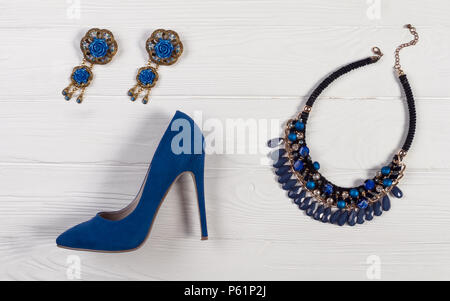 Accessori per donne con blue tacchi alti calzatura su sfondo di legno Foto Stock