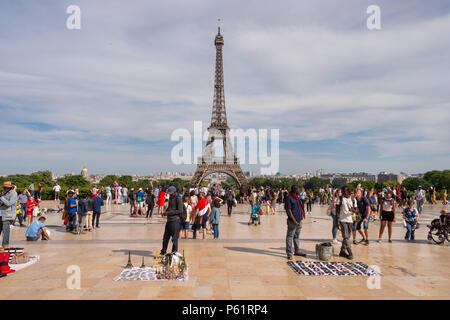 Parigi, Francia - 23 Giugno 2018: Torre Eiffel dal Trocadero con molti turisti in primo piano Foto Stock