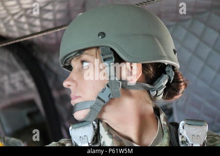 Stati Uniti Army Spc. Kristen radice del 982nd combattere la società della fotocamera (Airborne) si prepara a condurre una rampa uscire da un CH-47 elicottero Chinook durante il funzionamento Skyfall USA il 11 aprile 2016 a Plantation Airpark, Sylvania Ga. Funzionamento Skyfall USA (OS-U) è un combattimento 982nd fotocamera Company (Airborne) Teatro La cooperazione in materia di sicurezza iniziativa. OS-U è un giunto, multi-componente, multi-laterale della telecamera di combattimento oggetto Exchange che si svolgono in più sedi in Georgia. OS-U è parte di una serie che include OS-Deutschland, OS-Francia, OS-Kosovo. (U.S. Foto dell'esercito da Capt. Yau-Liong Tsai/rilasciato) Foto Stock