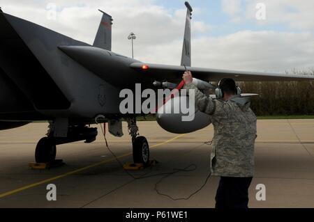 Stati Uniti Air Force e il Massachusetts National Guard personale. Sgt. Eric Mosè, 104th Fighter Wing F-15 capo equipaggio, rimuove il naso lo sbarco-marcia pin da una F-15C Eagle aeromobile, 20 aprile 2016, prima di una missione durante il frisone bandiera 2016, Leeuwarden Air Base, Paesi Bassi. F-15s dal Massachusetts e California sono distribuite come parte di un teatro security package e condurre attività di formazione al fianco di alleati della NATO. Lo scopo di questo TSP è di dimostrare l'impegno degli Stati Uniti per la sicurezza in Europa e per aumentare l'interoperabilità tra le nazioni partecipanti. (U.S. Air National Guard Photo da 1° Foto Stock