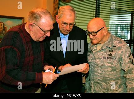 Il 4 aprile 2016, il 111th Attack Wing ospitò la sua 74esima cena annuale dei pensionati a Philadelphia, Pennsylvania, presso la Horsham Air Guard Station. I membri in pensione e in carica della Guardia Nazionale aerea hanno partecipato, osservando fotografie storiche e discutendo la storia operativa dello stormo. Il 111th Attack Wing include aerei come l'o-2 Skymaster e L'A-37 Dragonfly, supporto alle missioni di attacco, ricognizione e addestramento per il personale della Pennsylvania Air National Guard, sottolineando il patrimonio, il cameratismo e la preparazione dell'Air Force. Foto Stock