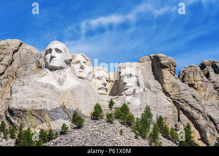 Scultura presidenziale a Mount Rushmore national memorial, STATI UNITI D'AMERICA. Giornata di sole e cielo blu. Foto Stock