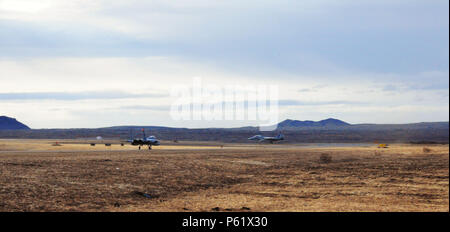 Due Stati Uniti Air Force F-15C Eagle fighter aircraft taxi la pista all'Aeroporto Internazionale di Keflavik, Aprile 6, 2016. Quattro F-15C aquile dalla 131Fighter Squadron e 194th Fighter Squadron, Air National Guard Base, California, con circa 200 aviatori sono dispiegati in Islanda per condurre aria islandese Surveillance Operations per tutto il mese di aprile. (U.S. Air Force foto di Master Sgt. Kevin Nichols) Foto Stock