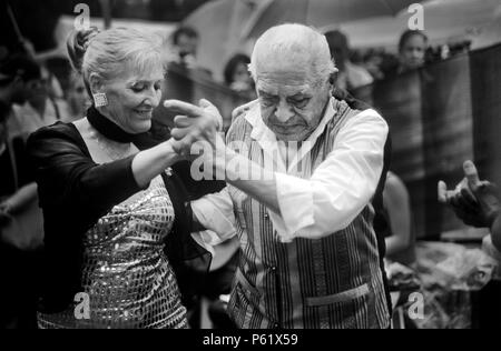 Il tango spirito vive in strada professionale dei ballerini di San Telmo il Plaza Dorrego - BUENOS AIRES, Argentina Foto Stock