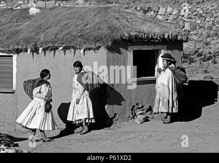 L AYMARA locali nel loro villaggio di YUMANI SULL'ISOLA DEL SOL - Lago Titicaca, BOLIVIA Foto Stock