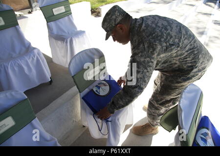 Stati Uniti Esercito Sgt Master. Andres Canales della settantunesima informazioni gruppo Operations imposta la zona di seduta per il oltre l'orizzonte cerimonia di apertura a San Marcos, Guatemala il 7 aprile 2016 come una parte di oltre l'orizzonte 2016 Guatemala. Task Force il lupo rosso e l'esercito a sud conduce civile umanitario Assistenza Formazione per includere il livello tattico di progetti di costruzione e preparazione medica Esercizi di formazione fornendo accesso a medici e la costruzione di scuole in Guatemala con il governo del Guatemala e non-agenzie governative dal 05MAR16 a 18GIU16 al fine di migliorare la disponibilità di missione di noi Forc Foto Stock