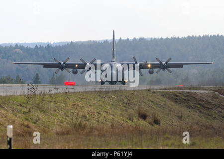 Uno dei Minnesota Air Guard C-130s taxi su un breve decollo ed atterraggio (STOL) nastro durante il completamento di aria-terra operazioni con le forze speciali militari dal ventesimo le forze speciali del gruppo operativo, il distacco a 2225 durante la sciabola di giunzione 16, Aprile 6, 2016. L'esercizio, tenutosi presso la multinazionale comune disponibilità centro in Hohenfels, Germania, 31 marzo-aprile 24, 2016 è progettato per valutare la predisposizione dell'U.S. Esercito dell'Europa 173rd Airborne brigata per la condotta unificata operazioni di terra e di promuovere l'interoperabilità in un giunto, ambiente multinazionale. Saber Junction 16 include quasi 5, Foto Stock