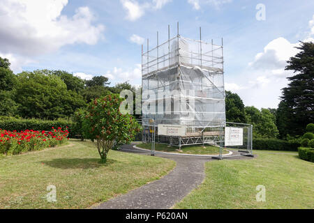 Memoriale di guerra il restauro del cenotafio in Alexandra Park, Penarth, Regno Unito. Foto Stock