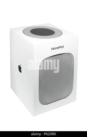 Novedrate, Germania - 26 Giugno 2018: Unboxing un Apple HomePod altoparlante: la confezione con il suo eccezionale design in bianco è in attesa di rivelare il suo contenuto Foto Stock