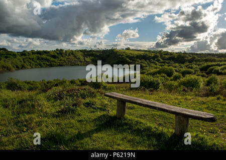 Attraverso Meeth cava, con pesanti nuvole di un posto per sedersi e godere della vista Foto Stock