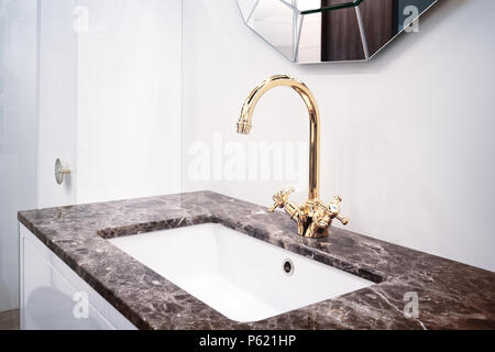 Bagno classic nteriore con lavandino e classico stile retrò rubinetto Foto Stock