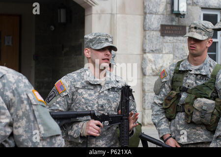 Sgt. Richard Libby, Co. B, terzo Bn., 304th Inf. Reg. (USMA) Formazione 104th Div. (LT) (centro) incarica dei militari degli Stati Uniti il comando (USMA) Cadetti su come smontare correttamente i loro M-4 fucili di assalto per la pulizia prima del Sandhurst annuale concorso tenutosi presso l'Accademia Militare degli Stati Uniti Apr. 8-9, 2016. Il Sandhurst la concorrenza è un evento annuale tenutosi presso l'Accademia Militare degli Stati Uniti (USMA dove i cadetti delle accademie militari di tutto il mondo di competere in una varietà di abilità di soldato in cui Non-Commissioned Funzionari della società A e B della terza Bn., 304th Inf. Reg. Foto Stock