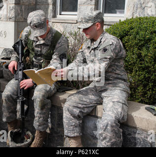 Sgt. Richard Libby, Co. B, terzo Bn., 304th Inf. Reg. (USMA) Formazione 104th Div. (LT) (centro) incarica un esercito degli Stati Uniti di comando (USMA Cadet sulle operazioni di arma prima di Sandhurst annuale concorso tenutosi presso l'Accademia Militare degli Stati Uniti Apr. 8-9, 2016. Il Sandhurst la concorrenza è un evento annuale tenutosi presso l'Accademia Militare degli Stati Uniti (USMA dove i cadetti delle accademie militari di tutto il mondo di competere in una varietà di abilità di soldato in cui Non-Commissioned Funzionari della società A e B della terza Bn., 304th Inf. Reg. (USMA) sia di guida e di valutare i cadetti su th Foto Stock