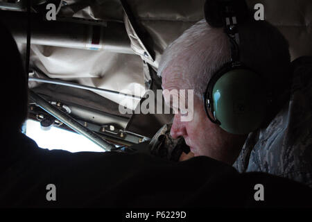 Stati Uniti Air Force Il Mag. Gen. Scott Riso, Aiutante Generale, Massachusetts National Guard, orologi il rifornimento di un U.S. Air Force F-15C Eagle fighter aircraft dal braccio pod di U.S. Air Force KC-135 Stratotanker assegnato alla 916th Air Refuelling Wing, riserva d'aria di comando, Seymour Johnson, N.C., Aprile 9, 2016. Il aviatori distribuito in Islanda a sostegno di aria islandese Surveillance Operations sono una forza totale struttura unendo gli sforzi per mantenere una presenza globale in Europa. (U.S. Air Force foto di Master Sgt. Kevin Nichols/rilasciato) Foto Stock