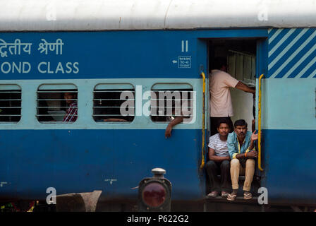 Un passeggero treno passa da in Goa, India, Aprile 10, 2016 come Segretario della Difesa Ash Carter arriva a soddisfare con indiano Ministro della difesa Manohar Parrikar. Carter è in visita in India per la regione Asia-Pacifico.(foto da Senior Master Sgt. Adrian Cadice)(rilasciato) Foto Stock