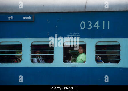 Un passeggero treno passa da in Goa, India, Aprile 10, 2016 come Segretario della Difesa Ash Carter arriva a soddisfare con indiano Ministro della difesa Manohar Parrikar. Carter è in visita in India per la regione Asia-Pacifico.(foto da Senior Master Sgt. Adrian Cadice)(rilasciato) Foto Stock