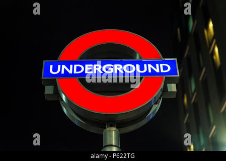 London, England Regno Unito - Dicembre 31, 2017: Tipica stazione metropolitana di firmare con la parola la metropolitana di notte a Londra, Inghilterra, Regno Unito Foto Stock