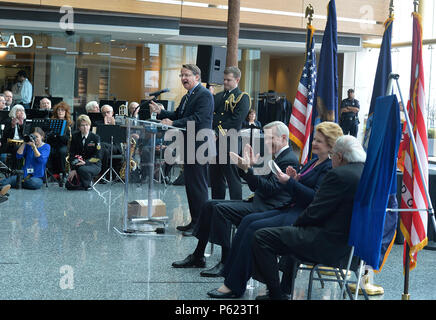 160411-N-SQ656-656 DETROIT (11 aprile 2016) DEGLI STATI UNITI Il Sen. Gary Peters offre commento a una folla di 300 ospiti illustri tra cui un Congressional Medal of Honor destinatario, funzionari eletti, ufficiali militari, veterani, la famiglia, gli amici e i membri del pubblico durante una cerimonia di denominazione alla GM Renaissance Center in downtown Detroit sul lungofiume di internazionale. Il segretario della Marina (SECNAV) Ray Mabus ha annunciato la marina della nuovissima Arleigh Burke class guidato-missle distruttore, DDG 120, è stato chiamato Carl M. Levin in onore del più longevo senatore nel Michigan storia. La nave sarà cons Foto Stock