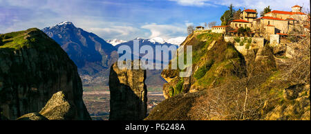 Impressionante Meteora monasteri su scogliere,Kalambaka village,Grecia. Foto Stock