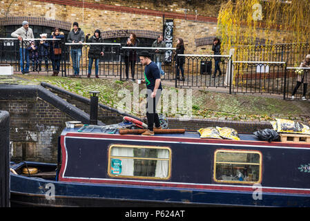 London, England Regno Unito - Dicembre 31, 2017: navigazione in barca al Regent's Canal con le persone intorno a Camden Lock o di Camden Town a Londra, Inghilterra, Onu Foto Stock