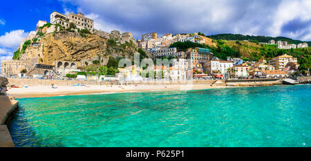 Bellissimo il Pizzo village,azzurro mare e case tradizionali,Calabria,l'Italia. Foto Stock