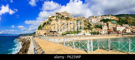 Bellissimo il Pizzo village,vista con case colorate e mare,Calabria,l'Italia. Foto Stock