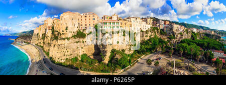 Suggestiva Tropea villaggio di tramonto, Calabria,l'Italia. Foto Stock
