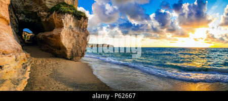 Unica grotta e oltre il mare tramonto,Tropea,Calabria,l'Italia. Foto Stock