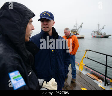 Lt. La Cmdr. Jason Hagen, capo dell'Incident Management Division di Coast Guard Settore Puget Sound, e David Byers, risposta il capo della sezione per il dipartimento di Washington di ecologia, discutere di fuoriuscite di olio i metodi di recupero durante una fuoriuscita di olio esercizio di recupero vicino a Vendovi isola, nello Stato di Washington, 14 aprile 2016. Eventi come oggi esercizio sono eseguite come previsto nella zona nord-ovest del piano di emergenza in uno sforzo tra federali, statali e i partner locali e in collaborazione con l'industria per promuovere un unified, efficace e coerente risposta alle minacce potenziali dal rilascio di sostanze pericolose. U Foto Stock