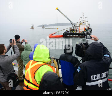 Membri della Guardia Costiera Settore Puget Sound Incident Management Division, Washington Dipartimento di Ecologia e i membri dei media osservare una fuoriuscita di olio esercizio di recupero vicino a Vendovi isola, nello Stato di Washington, 14 aprile 2016. Eventi come oggi esercizio sono eseguite come previsto nella zona nord-ovest del piano di emergenza in uno sforzo tra federali, statali e i partner locali e in collaborazione con l'industria per promuovere un unified, efficace e coerente risposta alle minacce potenziali dal rilascio di sostanze pericolose. Stati Uniti Coast Guard foto di Sottufficiali di prima classe George Degener. Foto Stock