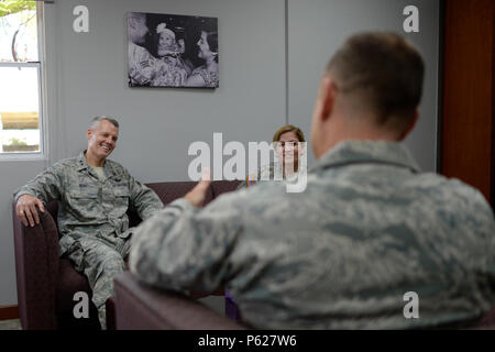 Stati Uniti Air Force Direttore, Air National Guard, il Mag. Gen. Brian G. Neal, a sinistra, è accolto da 156Airlift Wing Commander, Lt. Col. Edward L. Vaughan, centro e l'Aiutante Generale del Puerto Rico Guardia Nazionale, il Mag. Gen. Marta Carcana durante il suo aprile 9 visita al 156AW, Muñiz Air National Guard Base, Carolina, Puerto Rico. Neal ha partecipato briefing e visitato i servizi presso il 156AW e la 141Air Control Squadron, Punta Borinquen sito radar, Aguadilla, Puerto Rico. (U.S. Air National Guard photo by Staff Sgt. Christian Jadot) Foto Stock