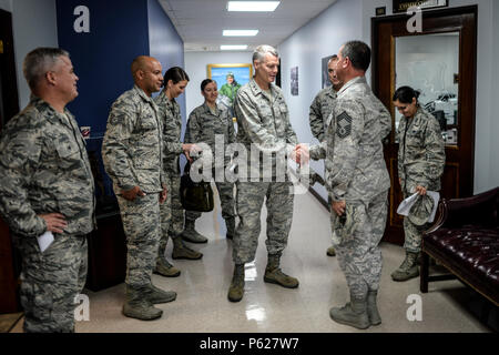 Stati Uniti Air Force Direttore, Air National Guard, il Mag. Gen. Brian G. Neal, saluta gli avieri del Puerto Rico Air National Guard durante il suo aprile 9 visita al 156Airlift Wing, Muñiz Air National Guard Base, Carolina, Puerto Rico. Neal ha partecipato briefing e visitato i servizi presso il 156AW e la 141Air Control Squadron, Punta Borinquen sito radar, Aguadilla, Puerto Rico. (U.S. Air National Guard photo by Staff Sgt. Christian Jadot) Foto Stock