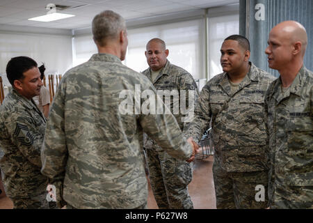 Stati Uniti Air Force Direttore, Air National Guard, il Mag. Gen. Brian G. Neal, saluta gli avieri del 156forza squadrone di supporto durante la sua aprile 9 visita al 156Airlift Wing, Muñiz Air National Guard Base, Carolina, Puerto Rico. Neal ha partecipato briefing e visitato i servizi presso il 156AW e la 141Air Control Squadron, Punta Borinquen sito radar, Aguadilla, Puerto Rico. (U.S. Air National Guard photo by Staff Sgt. Christian Jadot) Foto Stock